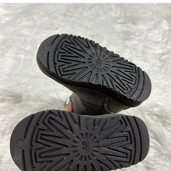 New UGG Zipper boots Grey new never worn no box size 8 toddler - Picture 3 of 3